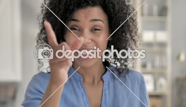 Kızgın Bağıran Afrikalı Kadın İş Yerinde Sorun aredeleniyor