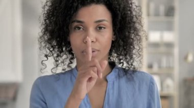 Sessiz, sessiz jest gri saçlı adam tarafından