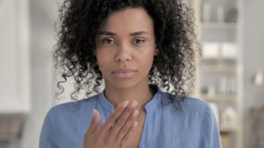 Gri saçlı adam tebessüm ederek öpücük uçan