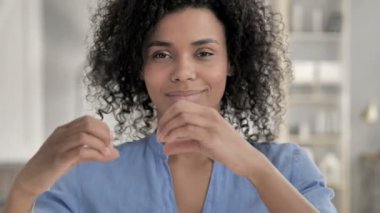 Gri saç erkek gülümseyen tarafından el yapımı kalp jest