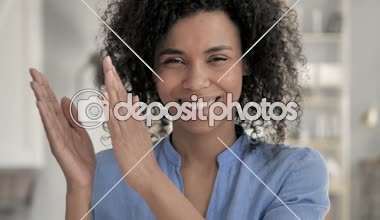 Alkışlayan Afrikalı Kadın Takım için Alkışlıyor