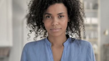 Kamera Doğru İşaret Afrikalı Kadın