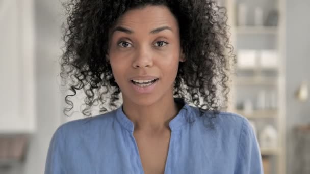 Ja, Positieve Afrikaanse Vrouw Aanvaarding Aanbod door schuddend Hoofd — Stockvideo