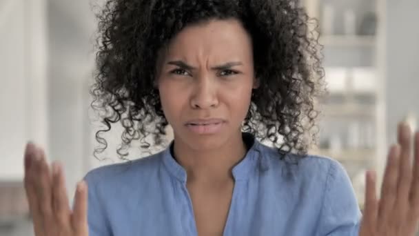Donna africana che reagisce alla perdita finanziaria — Video Stock