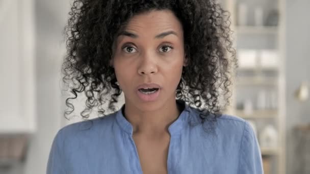 Portret van verbaasd Afrikaanse vrouw in shock — Stockvideo