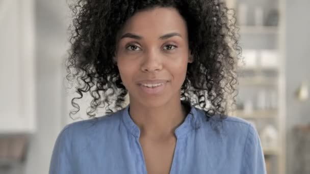 Portret afrykańskiej kobiety świętującej sukces — Wideo stockowe