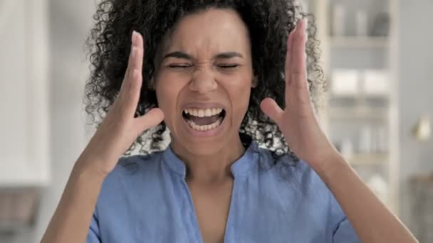 Крики, крики африканской женщины в гневе — стоковое видео
