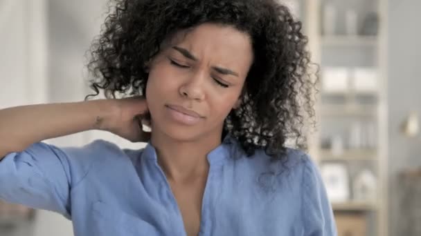 Afrykańska kobieta z bólem szyi — Wideo stockowe
