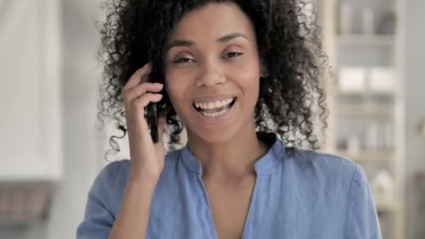 Charla telefónica de mujer africana — Vídeo de stock