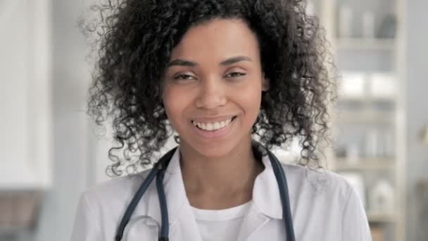 Retrato de la sonriente dama africana Doctor — Vídeo de stock