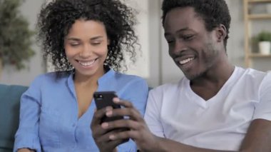 Birlikte Akıllı Telefon Kullanan Afrikalı Çift