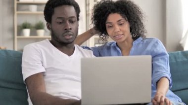 Talking Afrikalı Çift Evde Laptop kullanma