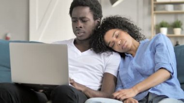 Afrikalı Adam Soulder Üzerinde Uyuyan Girlfriend ile Laptop Üzerinde Çalışma