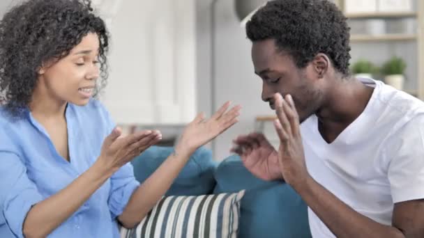 Afrikanisches Paar streitet, Mann verlässt Raum — Stockvideo