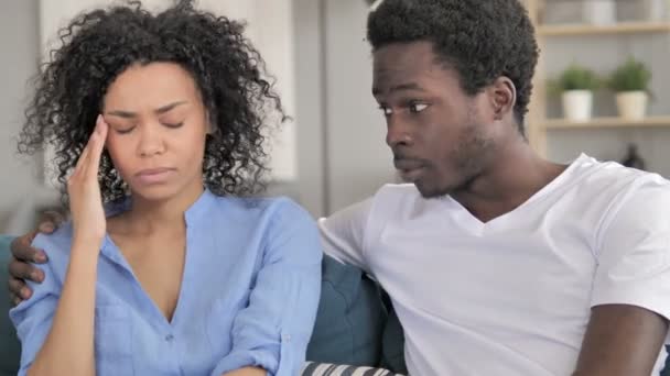 Beszélő African Man vigasztalása ideges barátnője — Stock videók