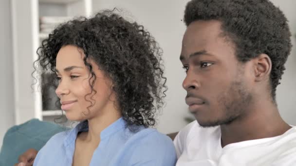 Leende unga afrikanska paret tittar i kameran — Stockvideo