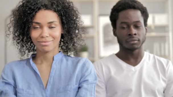 Sonriente joven pareja africana — Vídeo de stock