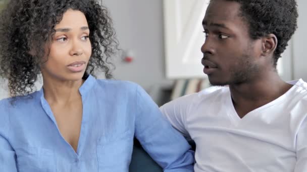 Hablando joven pareja africana — Vídeo de stock