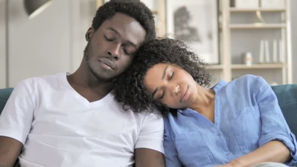Africana pareja durmiendo en sofá — Vídeo de stock