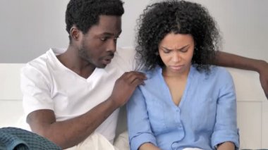 Afrikalı Man Rahatlatıcı Üzgün Girlfriend