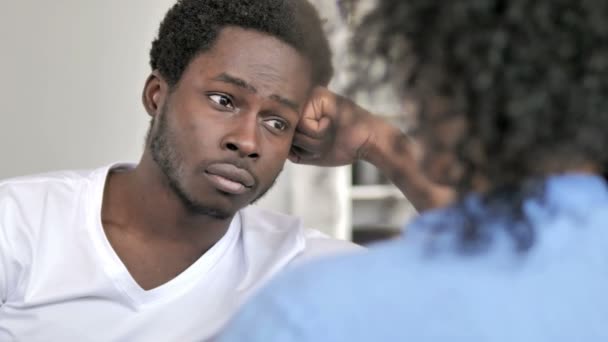 Afrikansk man pratar med flickvän — Stockvideo