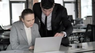 İş Adamları İş Tartışıyor, Çalışana Yardım Ediyor