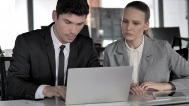 İş İnsanlar Online Kaybı tarafından üzgün