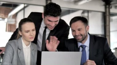 İş adamları ofiste iş tartışıyor