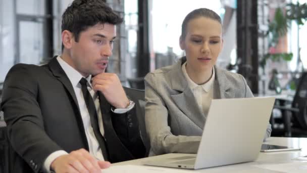 Gente de negocios discutiendo proyecto en el ordenador portátil — Vídeos de Stock