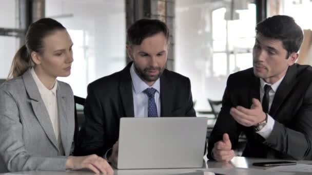 Geschäftsleute diskutieren über Arbeit im Büro — Stockvideo