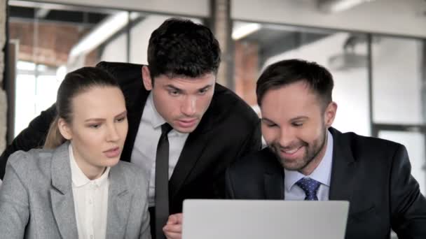 Glimlachend succesvolle zakenmensen op het werk — Stockvideo