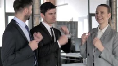 Ofiste Dans Başarılı İş Adamları