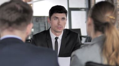 Toplantıda Takım Arkadaşlarıyla Konuşan İşAdamı, Ajan