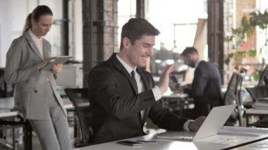 Afro-Amerikan Man tarafından İş Yerinde Laptop Online Görüntülü Sohbet