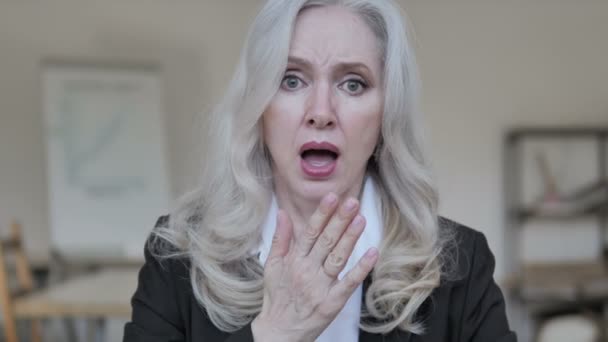 Attrayant vieillie femme d'affaires à choc — Video