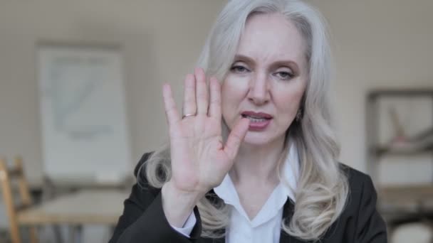 Stop Gesture por mulher de negócios maduro — Vídeo de Stock