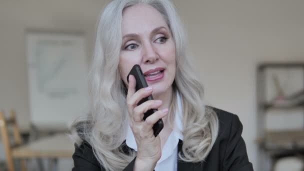 Förhandla Senior affärskvinna pratar på telefon — Stockvideo