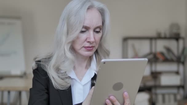 Παλιά επιχείρηση γυναίκα χρησιμοποιώντας tablet — Αρχείο Βίντεο