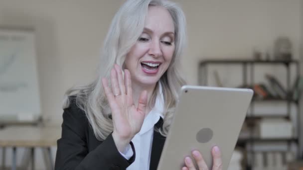 Chat de vídeo online por mulher de negócios sênior no Tablet — Vídeo de Stock