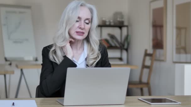 Vermoeide zakenvrouw met nekpijn werken op laptop — Stockvideo