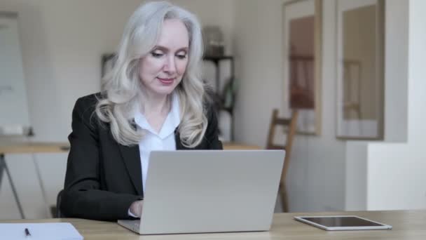 Sick Senior Business Woman hoesten op het werk — Stockvideo