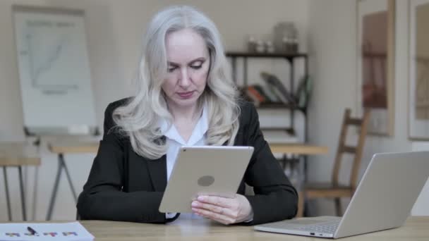 Vieja mujer de negocios usando tableta — Vídeo de stock