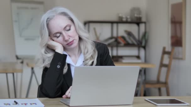 Vieille femme d'affaires Dormir au travail — Video