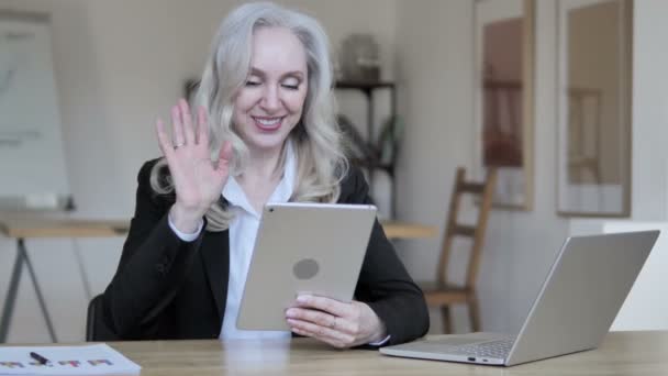 Chat de vídeo en línea por la mujer de negocios madura en la tableta — Vídeos de Stock