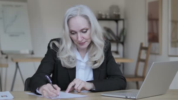 Velho empresário mulher escrevendo no trabalho — Vídeo de Stock