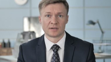 İşadamı Gesturing No Sallayarak Kafa tarafından