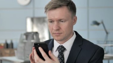 Akıllı Telefon Kullanan İşadamı, Mesaj Yazma