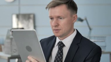 Ofiste tablet kullanan bir işadamı