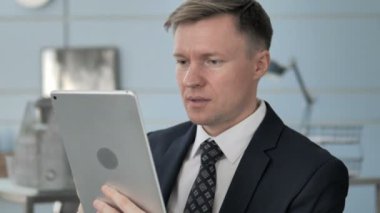 İşadamı Tablette Başarıyı Kutluyor