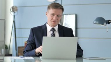 İşadamı tarafından online görüntülü sohbet